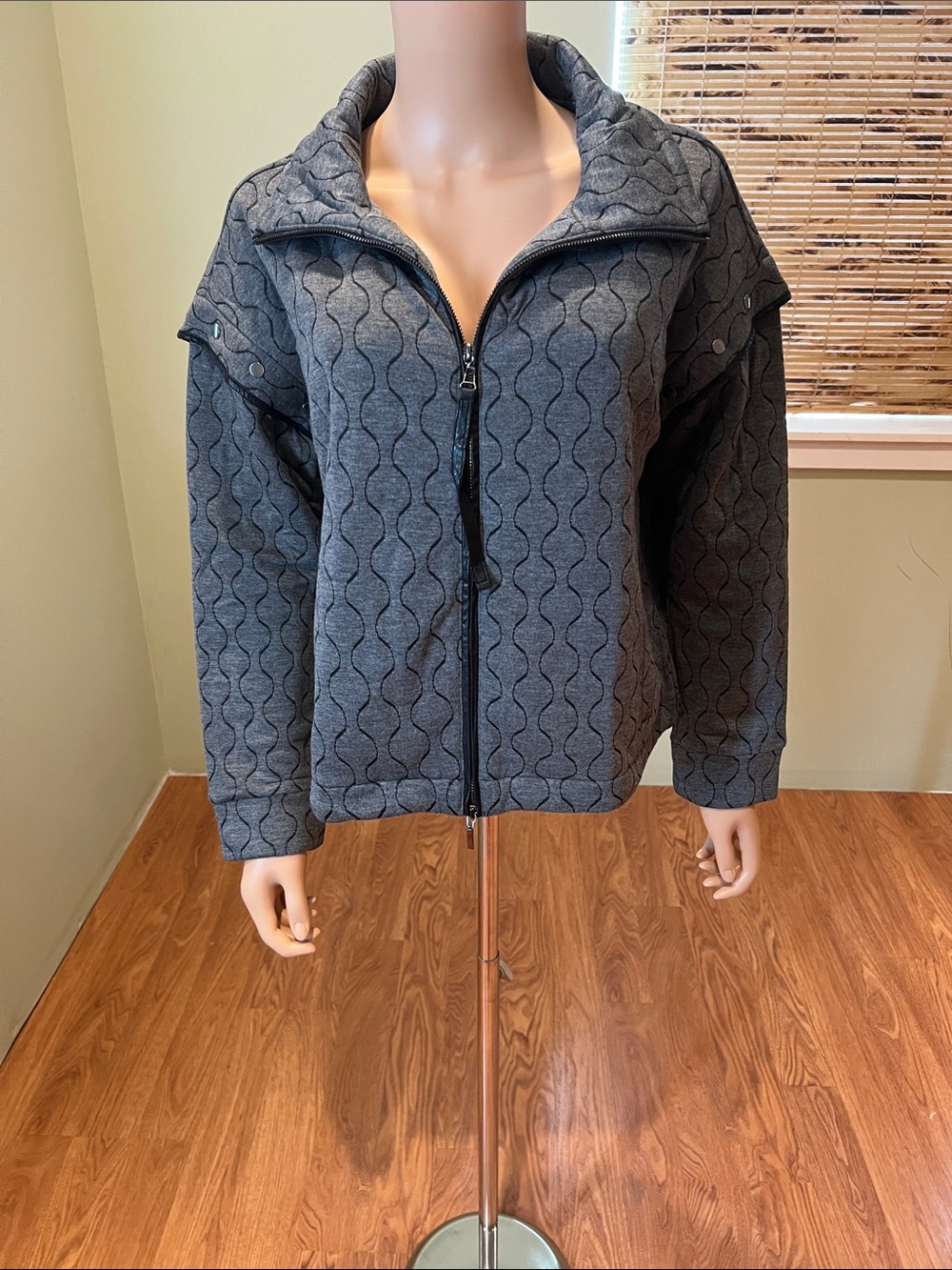 Gray Patterned Quilted Jacket with removable sleeves Size M
